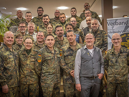 Das neue Vorstandsteam der TruKa InfS mit dem Leiter Lehre und Ausbildung, Oberst Andreas Reyer (1. Reihe rechts) und dem Vorsitzenden Heer im Bundesvorstand, Oberstleutnant Robert Thiele (1. Reihe links). Foto: Jacqueline Danz
