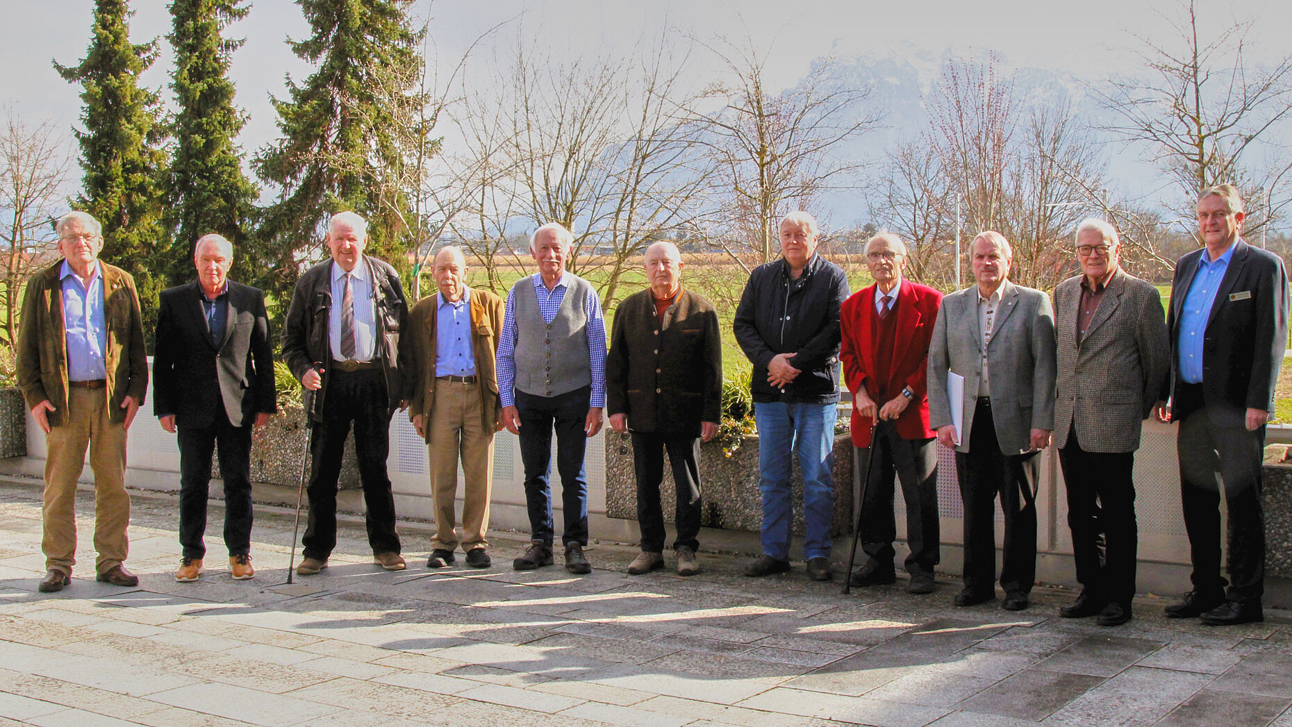 Mitglieder erhielten in Anerkennung ihrer langjährigen Verbundenheit mit dem DBwV sowie ihrer Verdienste um den Verband Treueurkunden und Verdienstnadeln in Silber und Bronze. Foto: Klaus Schwarzenberger