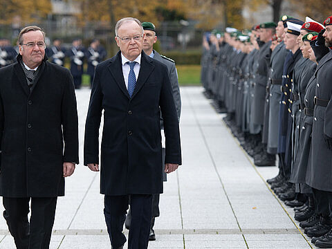 Beim Feierlichen Gelöbnis auf dem Paradeplatz im Bendlerblock: Verteidigungsminister Boris Pistorius (l.) und Niedersachsens Ministerpräsident Stephan Weil schreiten die Front ab. Foto: picture alliance/dpa/Christophe Gateau