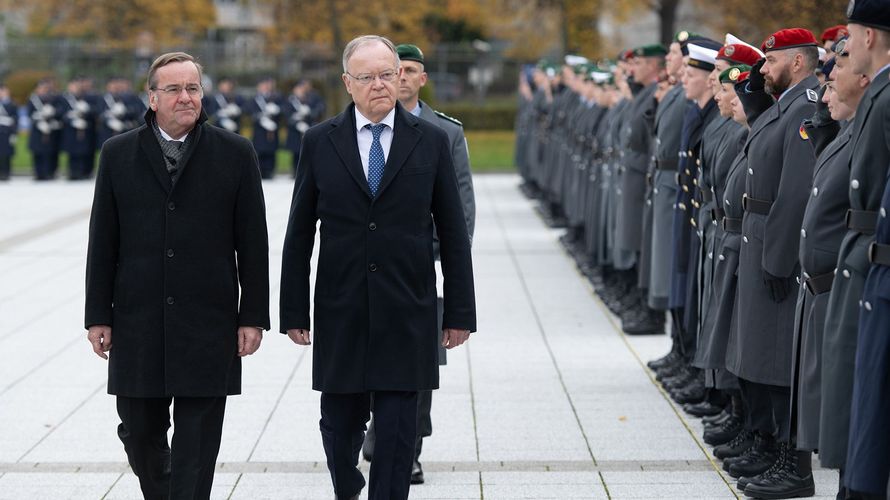 Beim Feierlichen Gelöbnis auf dem Paradeplatz im Bendlerblock: Verteidigungsminister Boris Pistorius (l.) und Niedersachsens Ministerpräsident Stephan Weil schreiten die Front ab. Foto: picture alliance/dpa/Christophe Gateau