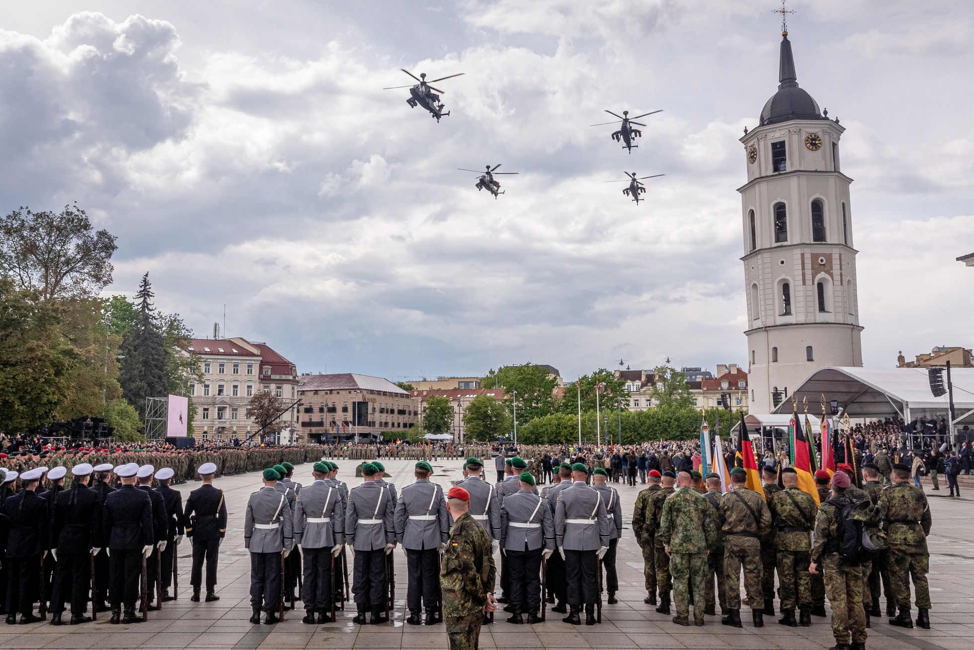 Kampfhubschrauber Tiger überfliegen das Antreten der Soldaten beim Aufstellungappell der Panzerbrigade 45 in Vilnius. Foto: Bundeswehr/Mario Bähr