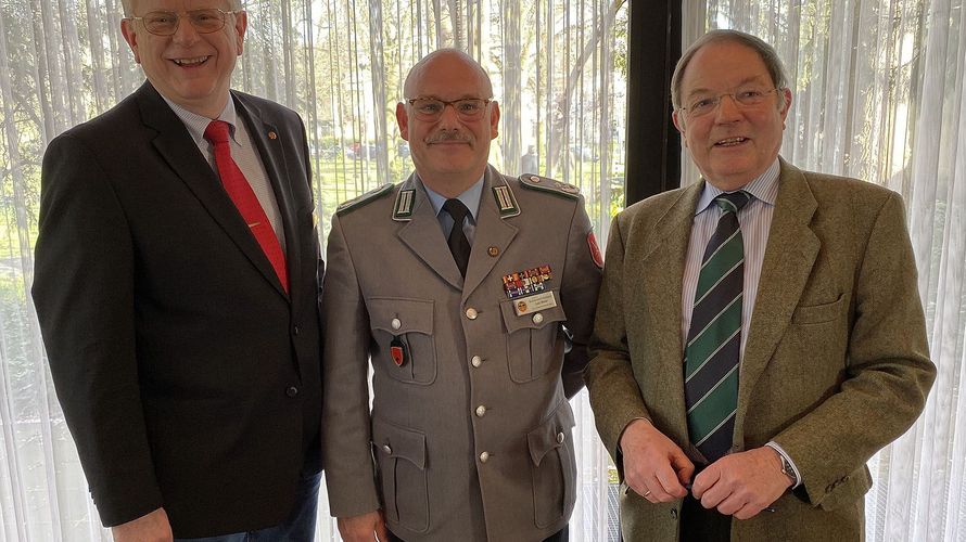 (v.l.) Hauptmann a.D. Volker Jung, Oberstleutnant Lutz Meier (Stellvertreter des Landesvorsitzenden West) und ERH Vorsitzender Fregattenkapitän a.D. Wolfgang Windolph. Foto: H.J. Unger