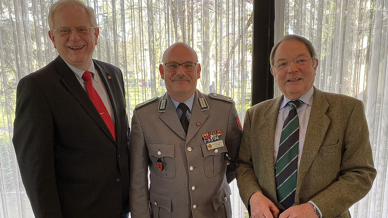 (v.l.) Hauptmann a.D. Volker Jung, Oberstleutnant Lutz Meier (Stellvertreter des Landesvorsitzenden West) und ERH Vorsitzender Fregattenkapitän a.D. Wolfgang Windolph. Foto: H.J. Unger