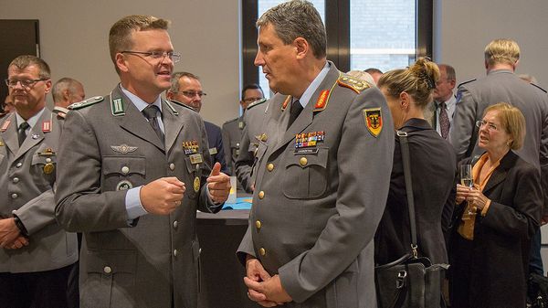 Oberstleutnant André Wüstner (l.) im Gespräch mit Generalleutnant Markus Laubenthal Foto: DBwV/Scheurer