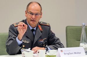 Erläuterte den Mannschaftern ihre Möglichkeiten: Brigadegeneral Hans-Dieter Müller, im Bundesamt für Personalmanagement der Bundeswehr zuständig für Unteroffiziere/Mannschaften. Foto: DBwV/Schmidt