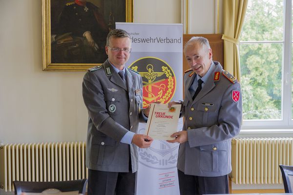 Oberstleutnant Wüstner bedankte sich bei Generalmajor Wagner für 40 Jahre DBwV-Mitgliedschaft. Foto: AusbKdo/Presse