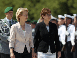 Die neue Verteidigungsministerin Annegret-Kramp-Karrenbauer (r.) und ihre Vorgängerin: Aus Sicht des Zivilpersonals fällt die Bilanz von Ursula von der Leyen durchaus positiv aus. Foto: Bundeswehr/Sebastian Wilke