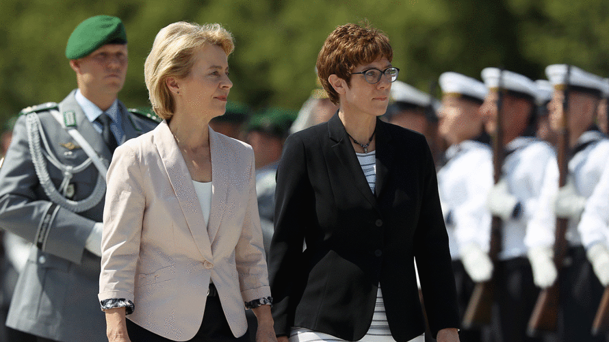 Die neue Verteidigungsministerin Annegret-Kramp-Karrenbauer (r.) und ihre Vorgängerin: Aus Sicht des Zivilpersonals fällt die Bilanz von Ursula von der Leyen durchaus positiv aus. Foto: Bundeswehr/Sebastian Wilke