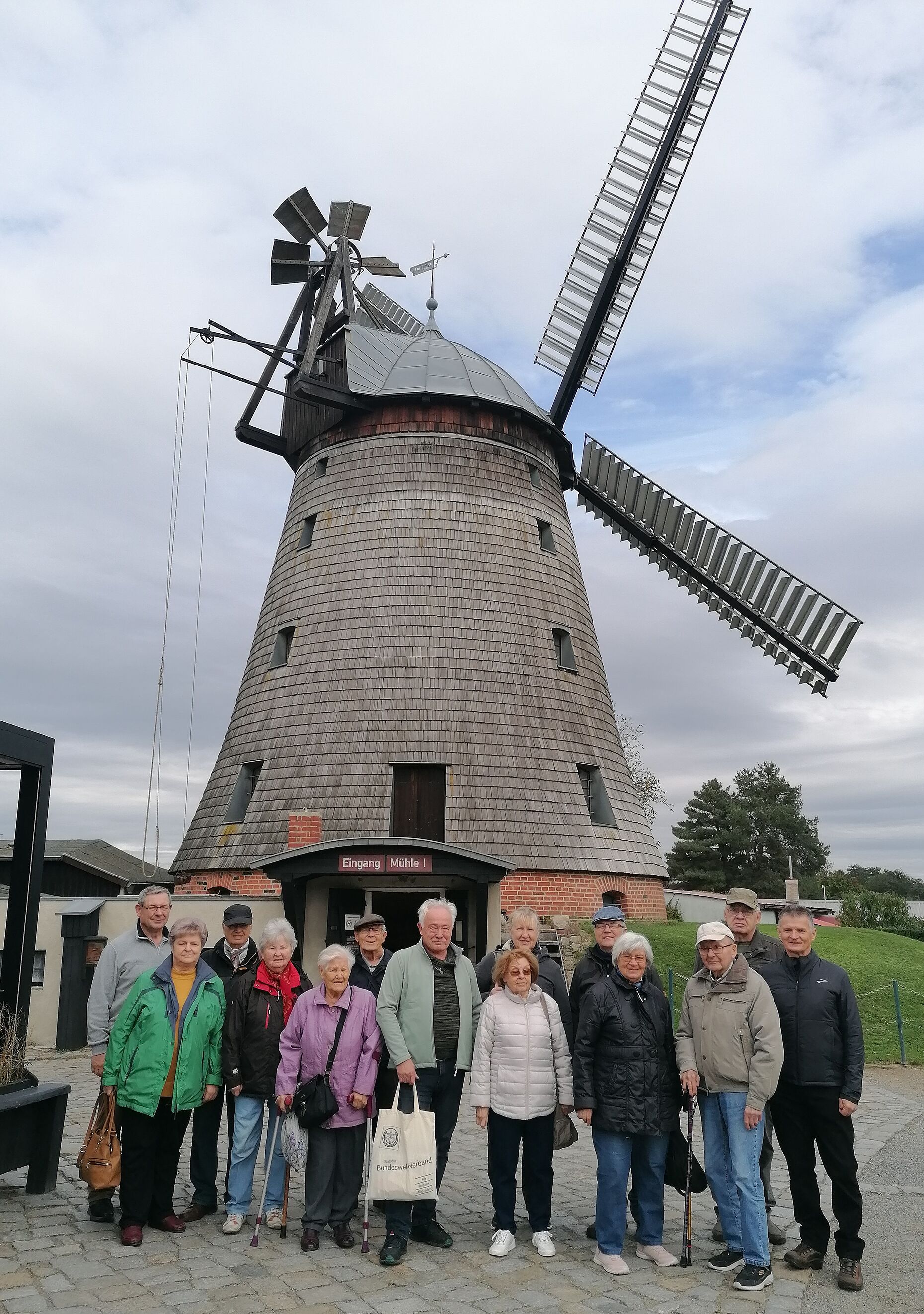 Die Teilnehmer der sKERH Cottbus vor der Dreifachmühle in Straupitz. Foto: Harmut von Steimker