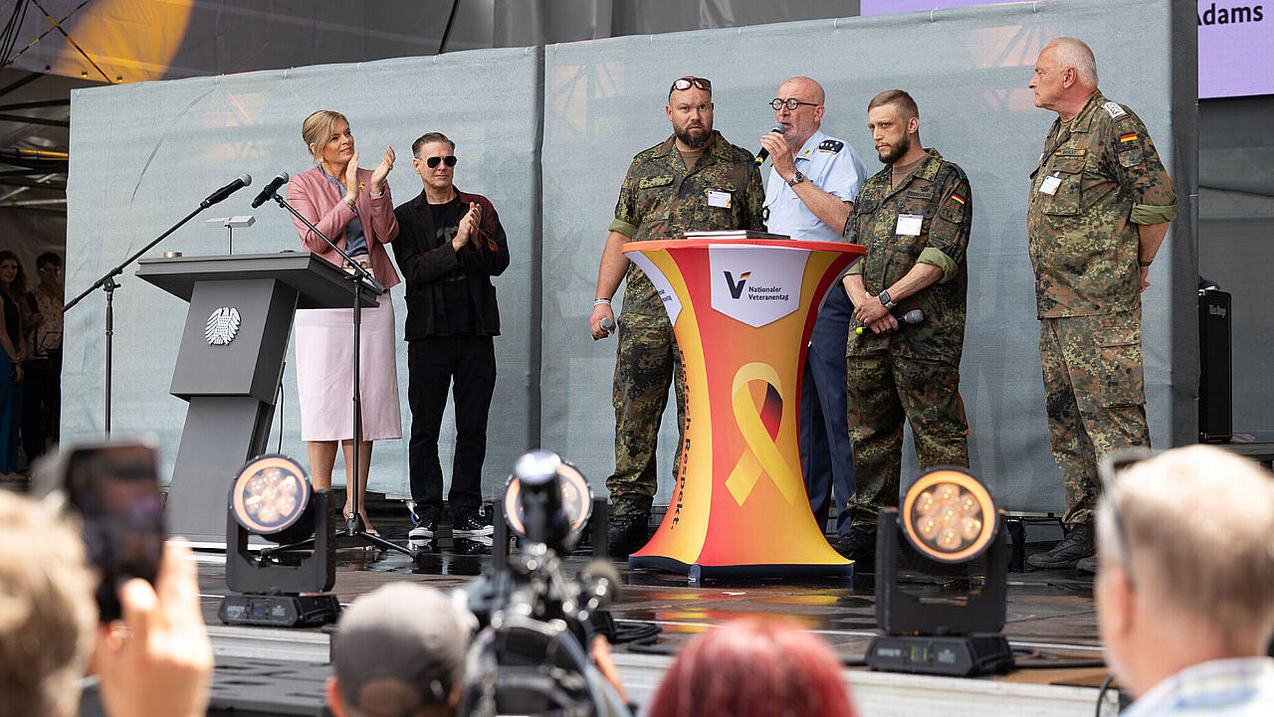 Den Veteranen gehörte bei der Zentralveranstaltung die große Bühne in Berlin - und der Applaus von Bundestagspräsidentin Julia Klöckner und Rockstar Bryan Adams. Foto: DBwV/Yann Bombeke