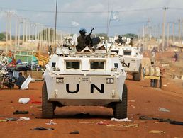 Transportpanzer der UN im Südsudan: Die Bundeswehr beteiligt sich seit 2011 an der Beobachtermission UNMISS. Der Einsatz wird nun um ein weiteres Jahr verlängert. Foto: UN/Stuart Price
