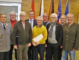 Armin Dadrich (v.l.), Wolfgang Hagedorn, Siegbert Schneider, Hans-Joachim Nederkorn, Bürgermeister Jürgen Götz, Karlheinz Kaiser (25 Jahre Mitglied), Roland Stengl, Erhard Piller (50 Jahre), Ekkehard Wiehn, Karl-Heinz Fiebig (50 Jahre) und Ernst-Otto Berk.  Foto: Dieter Gürz
