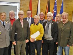 Armin Dadrich (v.l.), Wolfgang Hagedorn, Siegbert Schneider, Hans-Joachim Nederkorn, Bürgermeister Jürgen Götz, Karlheinz Kaiser (25 Jahre Mitglied), Roland Stengl, Erhard Piller (50 Jahre), Ekkehard Wiehn, Karl-Heinz Fiebig (50 Jahre) und Ernst-Otto Berk.  Foto: Dieter Gürz