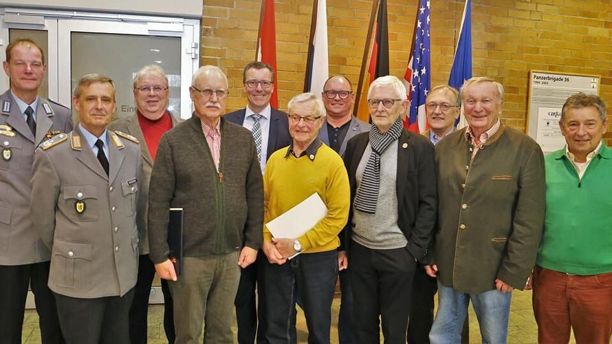 Armin Dadrich (v.l.), Wolfgang Hagedorn, Siegbert Schneider, Hans-Joachim Nederkorn, Bürgermeister Jürgen Götz, Karlheinz Kaiser (25 Jahre Mitglied), Roland Stengl, Erhard Piller (50 Jahre), Ekkehard Wiehn, Karl-Heinz Fiebig (50 Jahre) und Ernst-Otto Berk.  Foto: Dieter Gürz