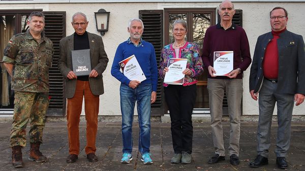 Vorsitzender Alfred Veit (r.) mit den geehrten Mitgliedern und Standortälteste Oberst Tim Richardt (l.). Foto: Wolfgang Kruse