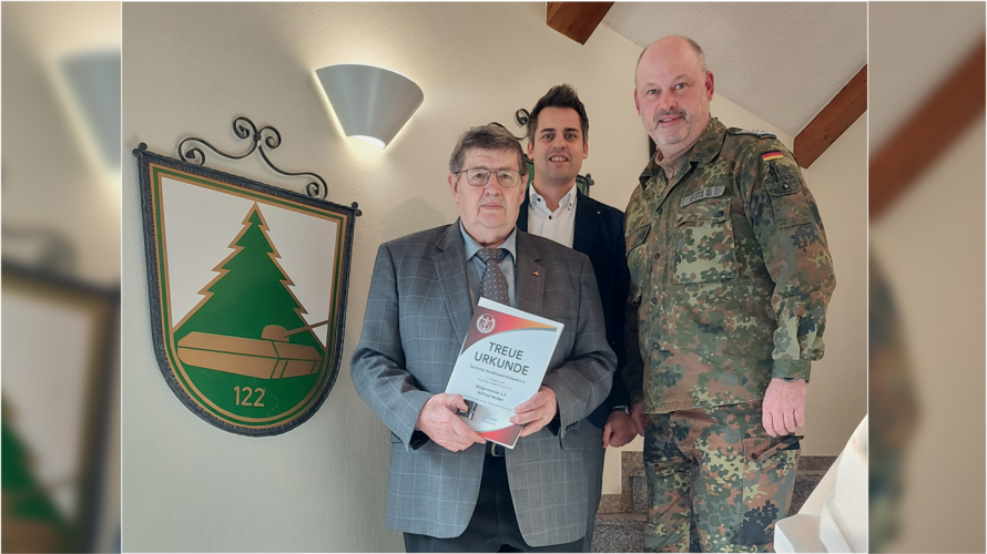 Altbürgermeister Wilfried Neuber (v.l.) erhält im Beisein des Ersten Bürgermeisters Rudolf Teplitzky im Rathaus von Oberviechtach vom stellvertretenden Landesvorsitzenden Oberstabsfeldwebel Dieter Götz die Treueurkunde. Foto: Zechner