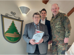 Altbürgermeister Wilfried Neuber (v.l.) erhält im Beisein des Ersten Bürgermeisters Rudolf Teplitzky im Rathaus von Oberviechtach vom stellvertretenden Landesvorsitzenden Oberstabsfeldwebel Dieter Götz die Treueurkunde. Foto: Zechner