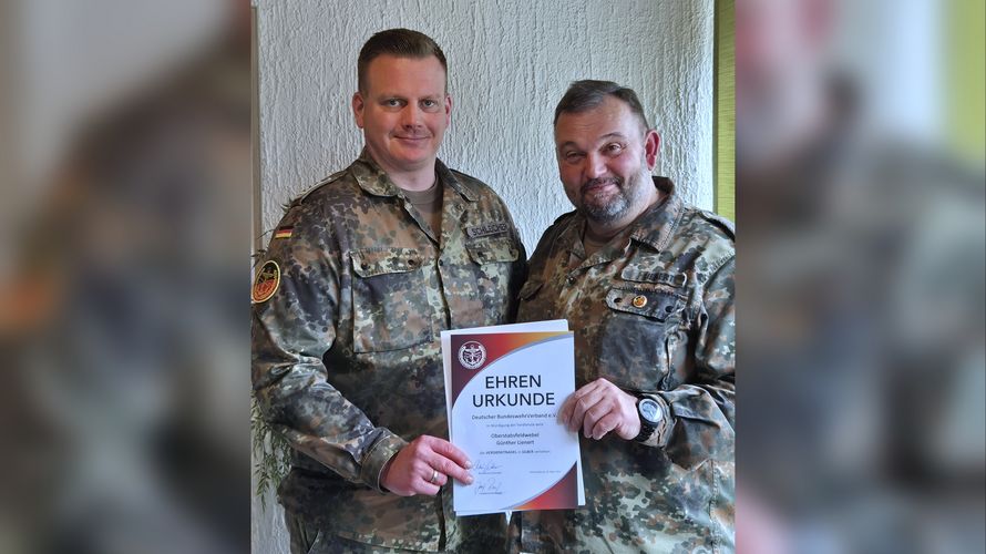 Bezirksvorsitzender Stabsfeldwebel Christian Schleicher zeichnete Oberstabsfeldwebel Günther Lienert bei seiner Verabschiedung aus der Bundeswehr mit der Verdienstnadel des DBwV in Silber aus. Foto: Christian Schleicher