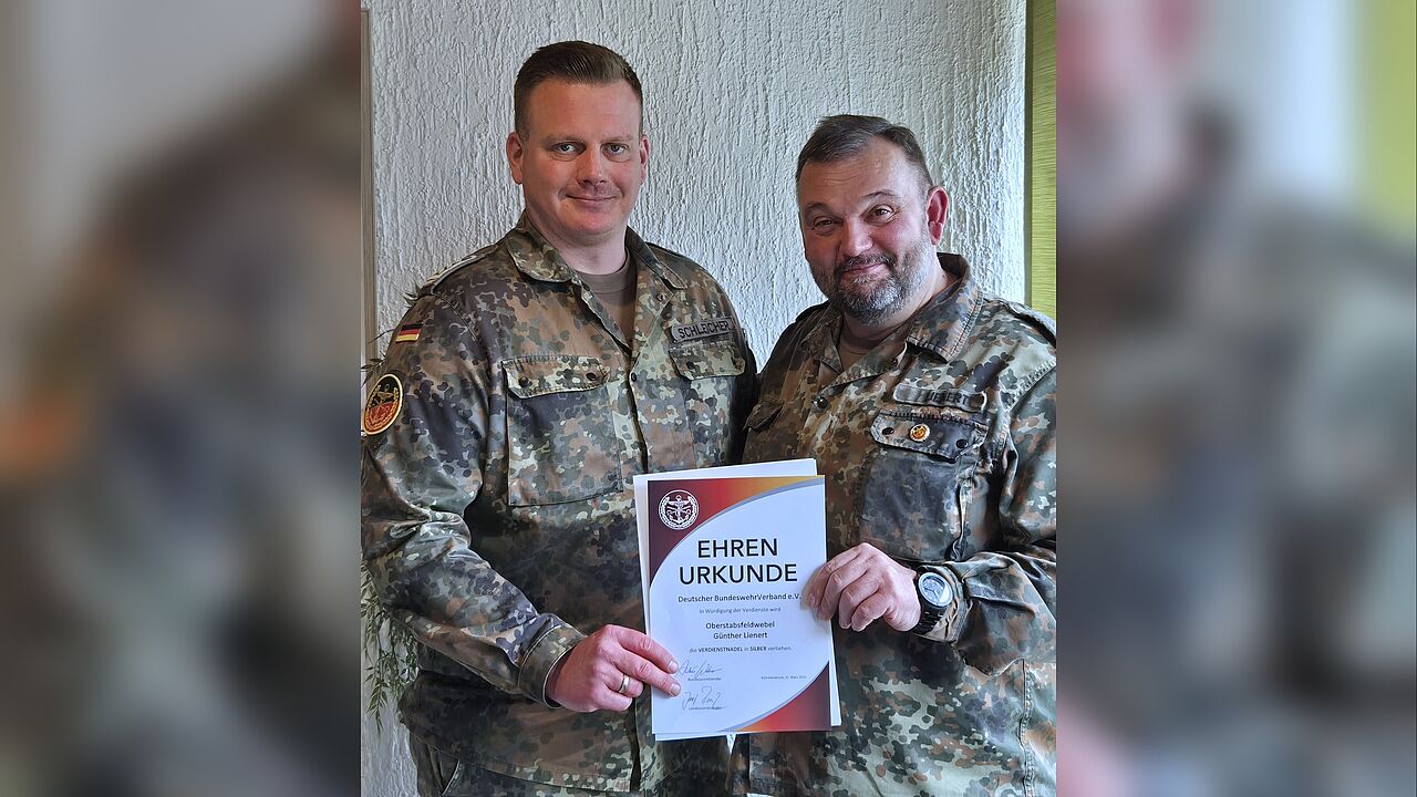 Bezirksvorsitzender Stabsfeldwebel Christian Schleicher zeichnete Oberstabsfeldwebel Günther Lienert bei seiner Verabschiedung aus der Bundeswehr mit der Verdienstnadel des DBwV in Silber aus. Foto: Christian Schleicher