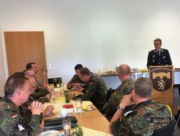 Andreas Steinmetz stellt den Teilnehmern der Standortversammlung im Kasino auf der Schanz die Kampagne „Bundeswehr 2025“ vor Foto: DBwV/Hanemann