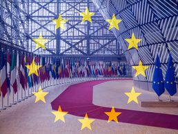 Flaggencollage aus dem Europagebäude in Brüssel. Hier tagt der Europäische Rat. Foto: picture alliance / Hans Lucas | Martin Bertrand