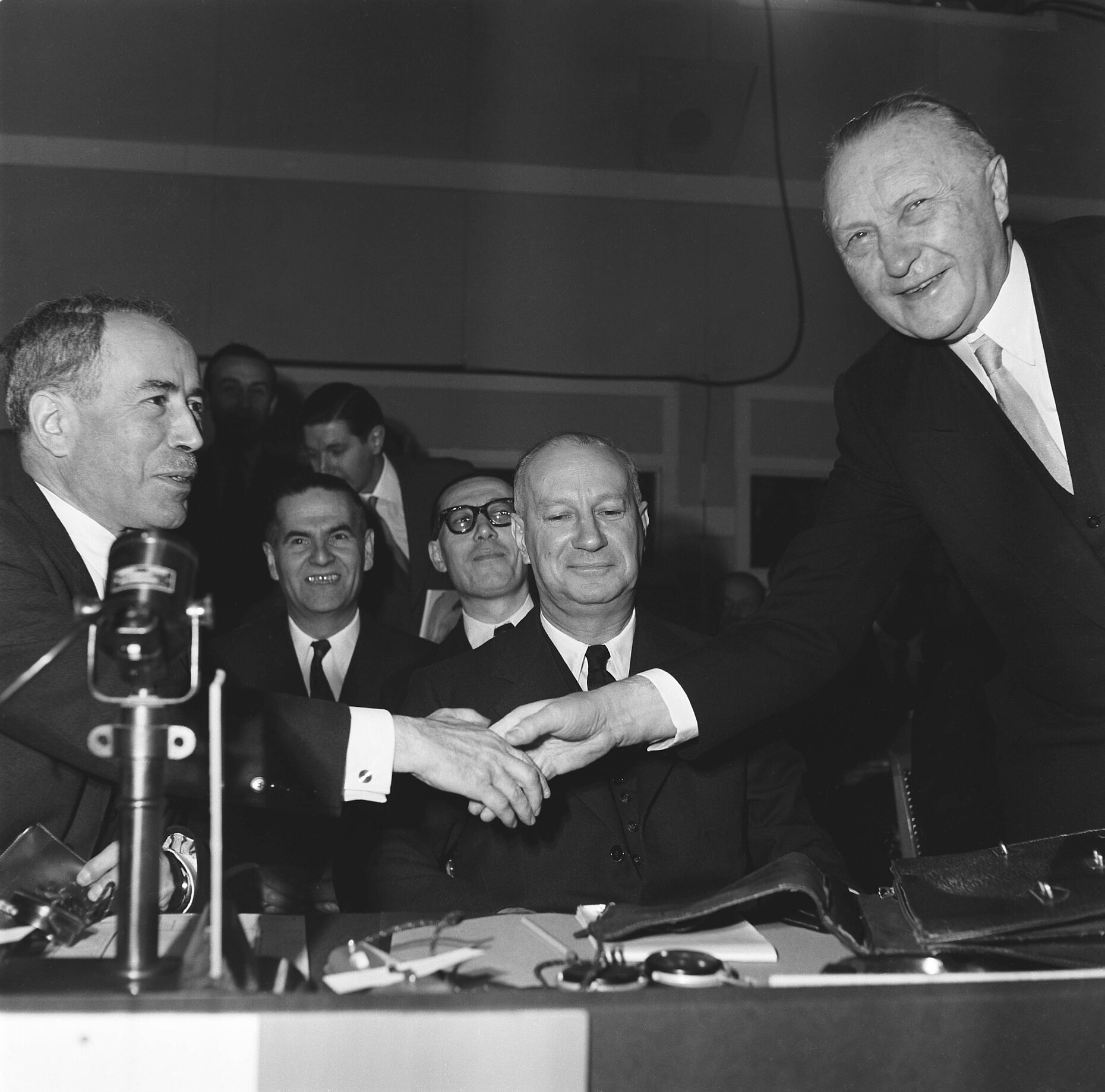 Bundeskanzler Konrad Adenauer und der französische Außenminister Anotine Pinay besiegeln den Deutschen NATO-Beitritt mit einem Handschlag am 9. Mai 1955 im Palais de Chaillot in Paris. Foto: picture alliance/akg-images