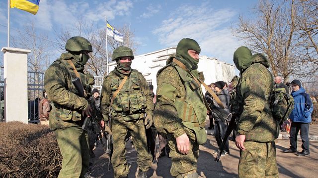 Vermummte Gesichter, keine Hoheitsabzeichen: „Grüne Männchen“ stehen am 3. März 2014 vor einer ukrainischen Militärbasis auf der Krim. Foto: picture alliance/epa/Artur Shvarts