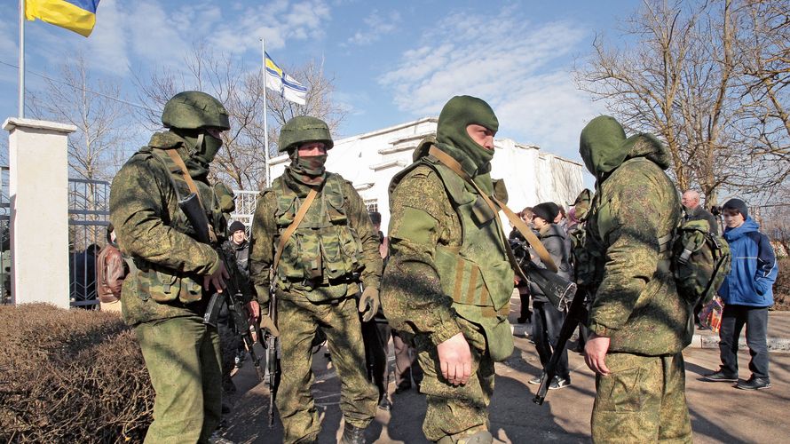 Vermummte Gesichter, keine Hoheitsabzeichen: „Grüne Männchen“ stehen am 3. März 2014 vor einer ukrainischen Militärbasis auf der Krim. Foto: picture alliance/epa/Artur Shvarts