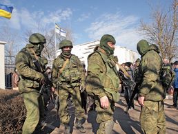 Vermummte Gesichter, keine Hoheitsabzeichen: „Grüne Männchen“ stehen am 3. März 2014 vor einer ukrainischen Militärbasis auf der Krim. Foto: picture alliance/epa/Artur Shvarts