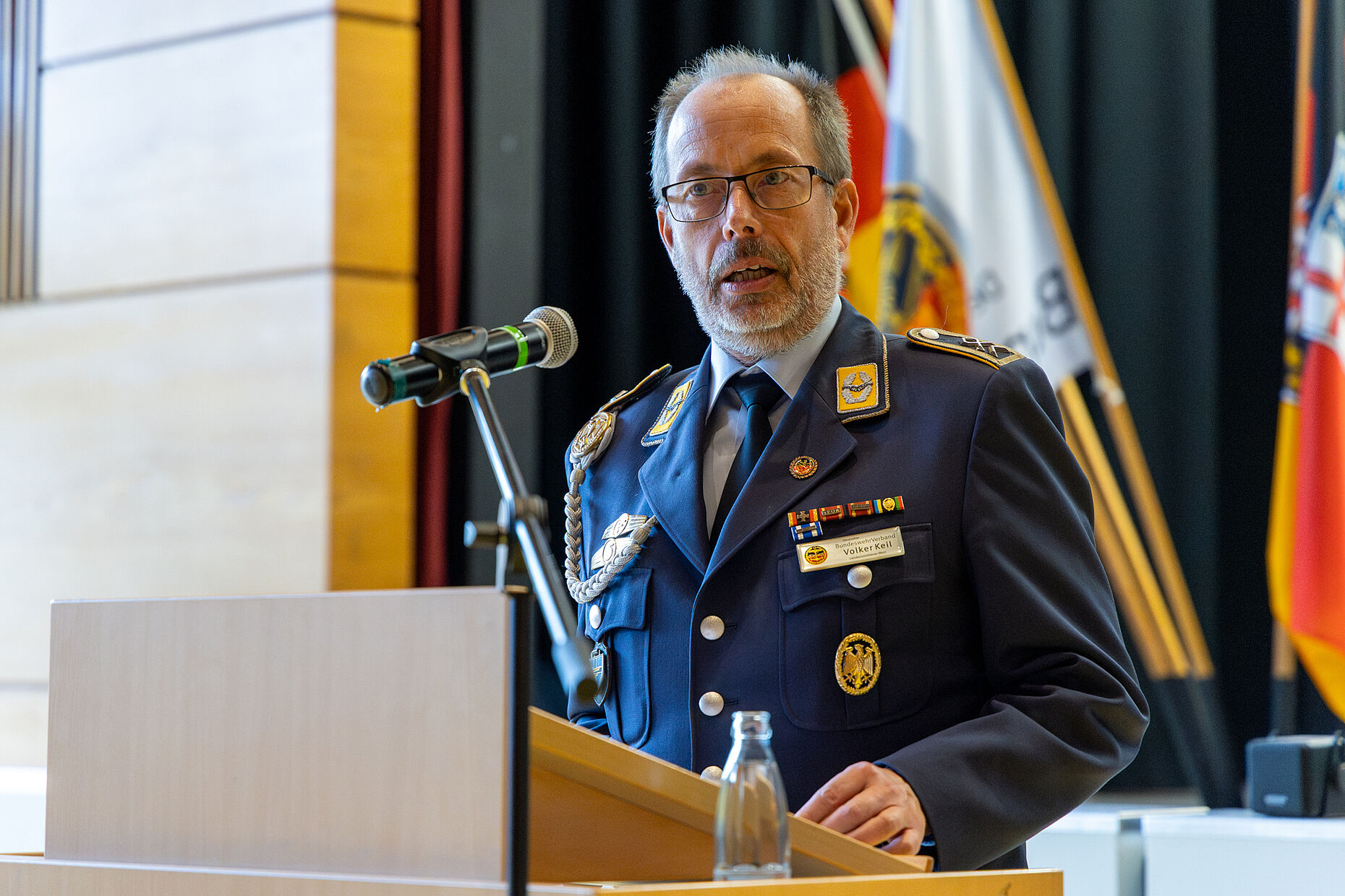 „Aufklärung ist heute wichtiger denn je, dabei muss man sich an die neuen Medien gewöhnen und sie nutzen. Wir alle dürfen die sozialen Medien nicht denen überlassen, die sie für Desinformationen missbrauchen“, konstatierte der Landesvorsitzende Stabsfeldwebel Volker Keil. Foto: DBwV/Sarina Flachsmeier  