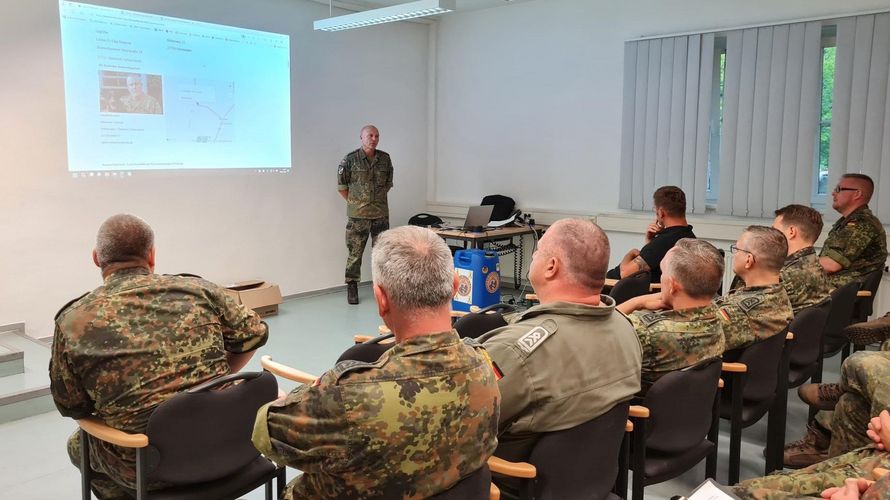 Fast bis auf den letzten Platz gefüllt war der Raum bei der letzten Mitgliederversammlung der TruKa Systemzentrum 24 vor der Sommerpause. Foto: Michael Edlinger