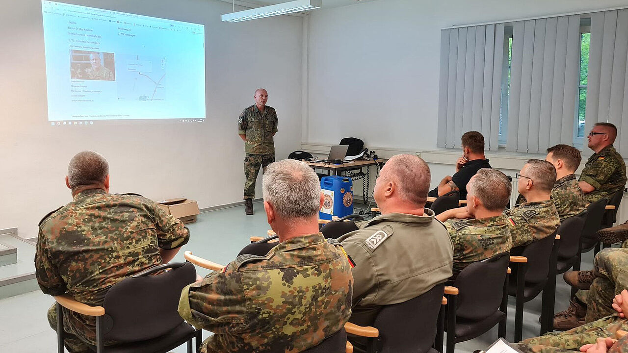 Fast bis auf den letzten Platz gefüllt war der Raum bei der letzten Mitgliederversammlung der TruKa Systemzentrum 24 vor der Sommerpause. Foto: Michael Edlinger