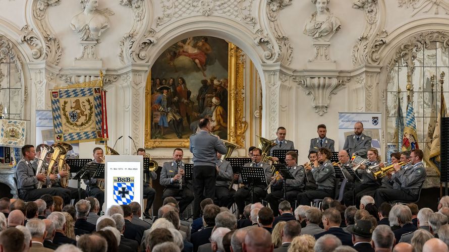 Das Gebirgsmusikkorps der Bundeswehr umrahmte den Festakt um 150-jährigen Bestehens des Bayrischen Soldaten Bundes musikalisch. Foto: Udo Appel