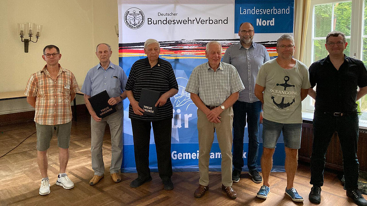 In Lüneburg: (v.l.n.r.): Vorsitzender Dirk Jersch, Oberstleutnant a.D. Siegfried Schunke (geehrt für 60 Jahre Mitgliedschaft), Stabsfeldwebel a.D. Siegfried Waschkus (60), Hauptfeldwebel a.D. Rolf Zimmermann (40), ERH-Vorsitzender Michael Scholz, Stabsfeldwebel a.D./Oberstabsfeldwebel d.R. Udo Bieschke (25) und Oberstabsgefreiter d.R. Heiko Bartnik (25). Foto: LV Nord