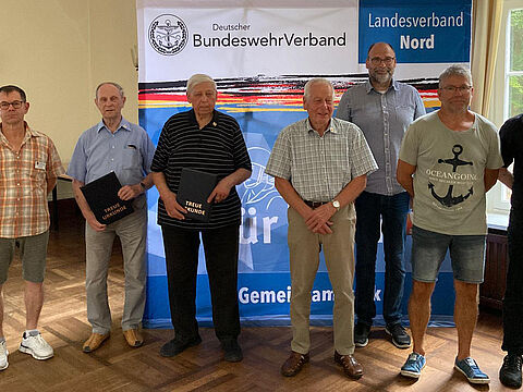 In Lüneburg: (v.l.n.r.): Vorsitzender Dirk Jersch, Oberstleutnant a.D. Siegfried Schunke (geehrt für 60 Jahre Mitgliedschaft), Stabsfeldwebel a.D. Siegfried Waschkus (60), Hauptfeldwebel a.D. Rolf Zimmermann (40), ERH-Vorsitzender Michael Scholz, Stabsfeldwebel a.D./Oberstabsfeldwebel d.R. Udo Bieschke (25) und Oberstabsgefreiter d.R. Heiko Bartnik (25). Foto: LV Nord