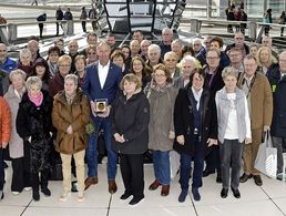 MdB Jens Lehmann (Mitte) mit Teilnehmern der Informationsfahrt in der Kuppel des Reichstagsgebäudes. Foto: BPA