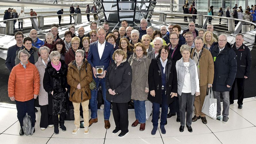 MdB Jens Lehmann (Mitte) mit Teilnehmern der Informationsfahrt in der Kuppel des Reichstagsgebäudes. Foto: BPA