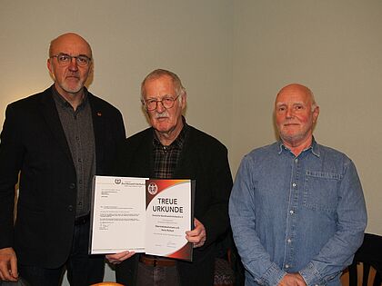 Jens Tischer (von links) mit dem geehrten Heinz Richert und dem Kameradschaftsvorsitzenden Volker Lauer. Foto: DBwV