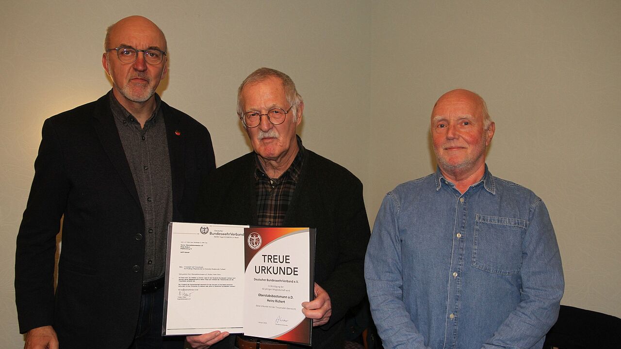 Jens Tischer (von links) mit dem geehrten Heinz Richert und dem Kameradschaftsvorsitzenden Volker Lauer. Foto: DBwV