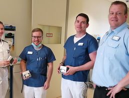 Stabsfeldwebel Olaf Abshagen (r.) von der TruKa des Bundeswehrkrankenhaus Ulm dankte mit kleinen Präsenten den Menschen, die auch an den Feiertagen in den Bundeswehrkrankenhäusern im Dienst waren. Foto: Abshage/Kronschnabl