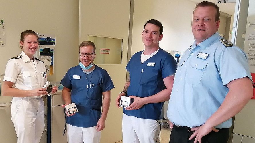 Stabsfeldwebel Olaf Abshagen (r.) von der TruKa des Bundeswehrkrankenhaus Ulm dankte mit kleinen Präsenten den Menschen, die auch an den Feiertagen in den Bundeswehrkrankenhäusern im Dienst waren. Foto: Abshage/Kronschnabl