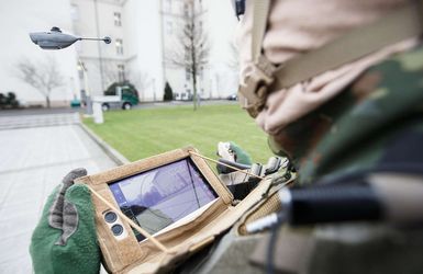 Die kleine Black Hornet PD-100 Personal Reconnaissance. Foto: Bundeswehr/Jana Neumann