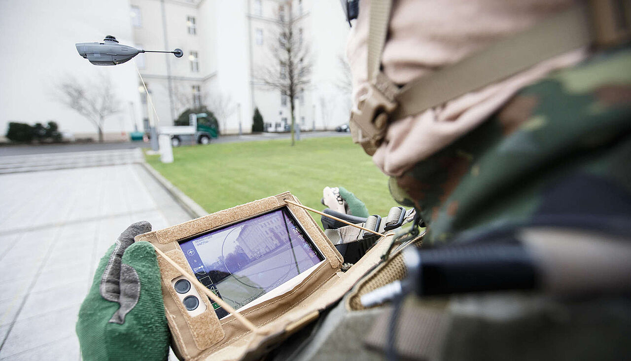 Die kleine Black Hornet PD-100 Personal Reconnaissance. Foto: Bundeswehr/Jana Neumann