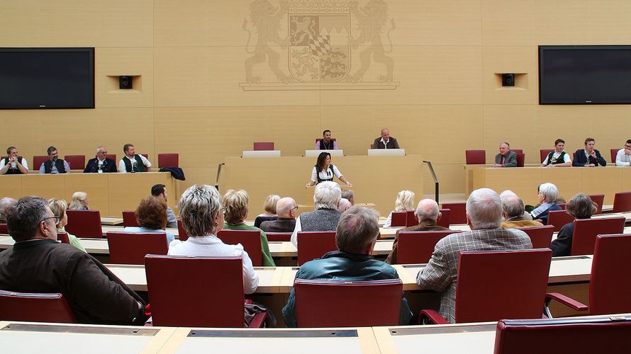 Staatsministerin Michaela Kaniber begrüßt die Gäste im Plenarsaal des Bayerischen Landtags. Foto: Klaus Schwarzenberger