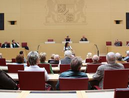 Staatsministerin Michaela Kaniber begrüßt die Gäste im Plenarsaal des Bayerischen Landtags. Foto: Klaus Schwarzenberger