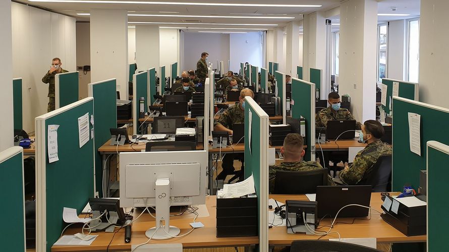 Soldaten im Frankfurter Gesundheitsamt: Die Bundeswehr leistet auch dort wichtige Amtshilfe bei der Kontaktverfolgung in der Corona-Pandemie. Foto: DBwV/Thomas Schwappacher