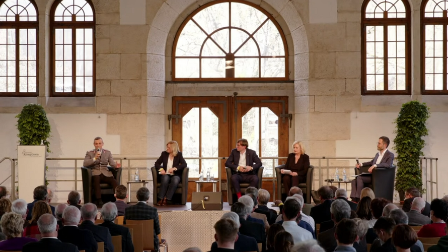 Oberstleutnant i.G. Marcel Bohnert (v.l.) im Gespräch mit der stellvertretenden Vorsitzenden der Unionsfraktion im Bundestag, Andrea Lindholz, dem Historiker Sönke Neitzel und der Wehrbeauftragten des Bundestags, Eva Högl. Moderiert wurden die Panels vom ARD-Journalisten Michael Stempfle. Screenshot: DBwV