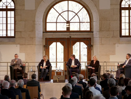 Oberstleutnant i.G. Marcel Bohnert (v.l.) im Gespräch mit der stellvertretenden Vorsitzenden der Unionsfraktion im Bundestag, Andrea Lindholz, dem Historiker Sönke Neitzel und der Wehrbeauftragten des Bundestags, Eva Högl. Moderiert wurden die Panels vom ARD-Journalisten Michael Stempfle. Screenshot: DBwV