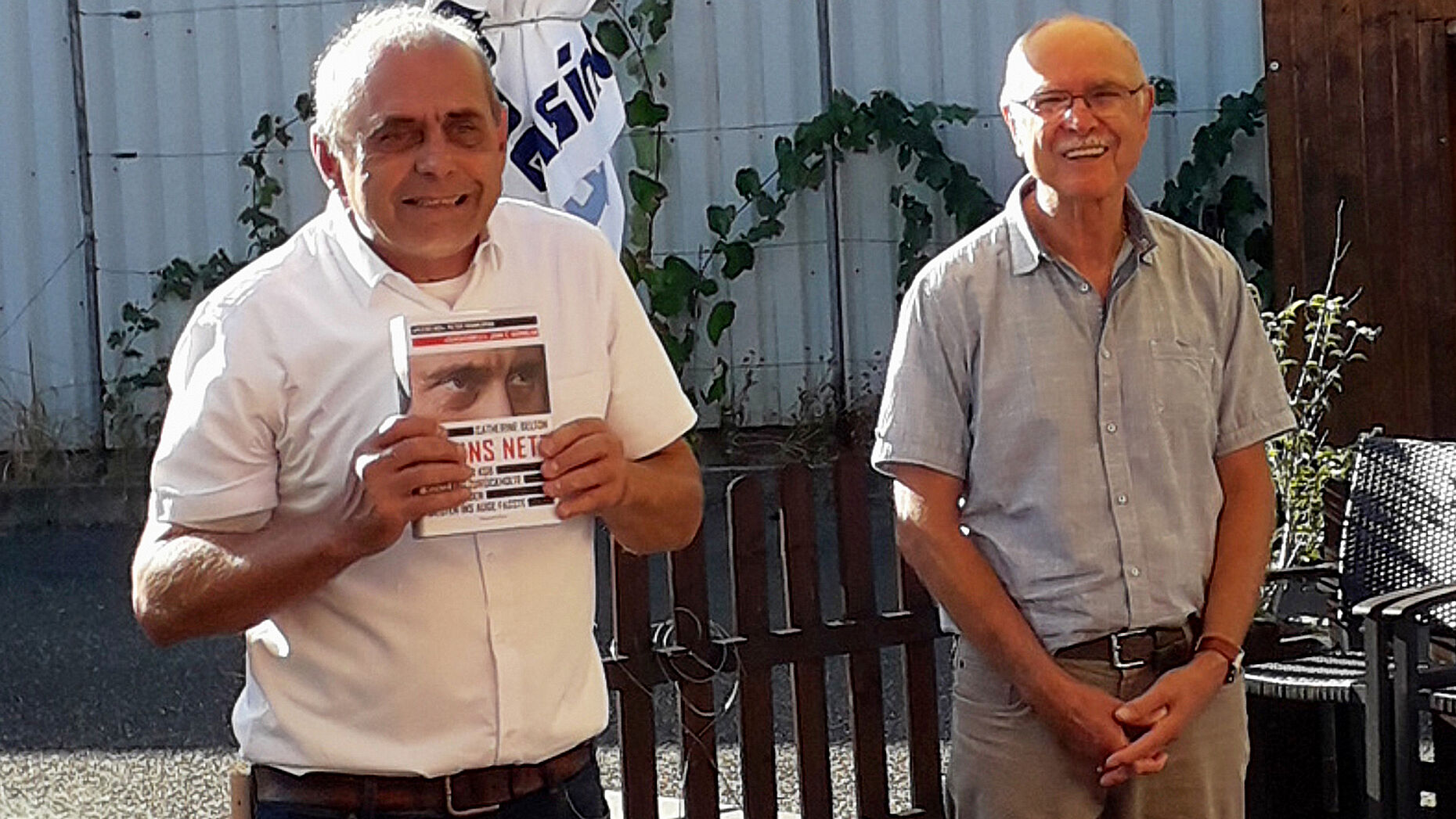 Bezirksvorsitzender Matthias Schneider (v.l.) überreicht Stabsfeldwebel a.D. Klaus Maier ein Buch mit Widmung des Bundesvorsitzenden. Foto: Uwe Kloppot