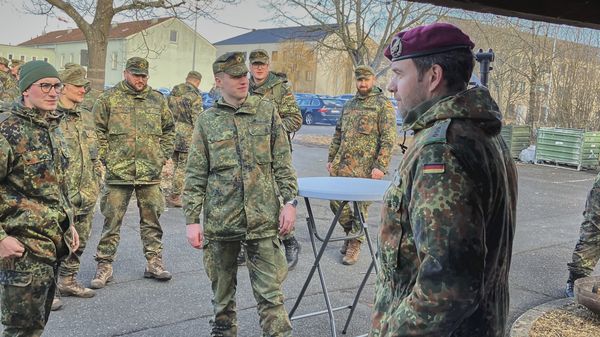 StoKa-Vorsitzender Hauptmann Bernd Link begrüßt die Gäste am Info-Stand des BundeswehrVerbandes. Fotos: Thomas Heinrich